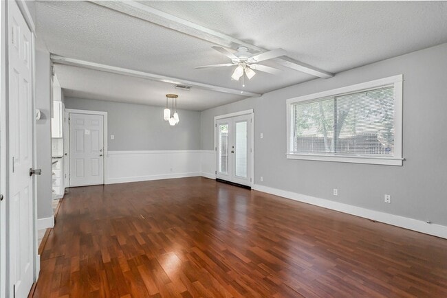 Foto del edificio - 2121 Travis Dr