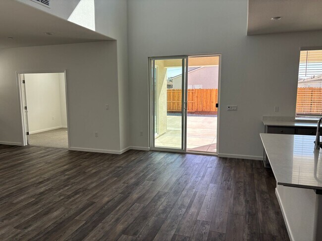 Building Photo - Stunning New Home