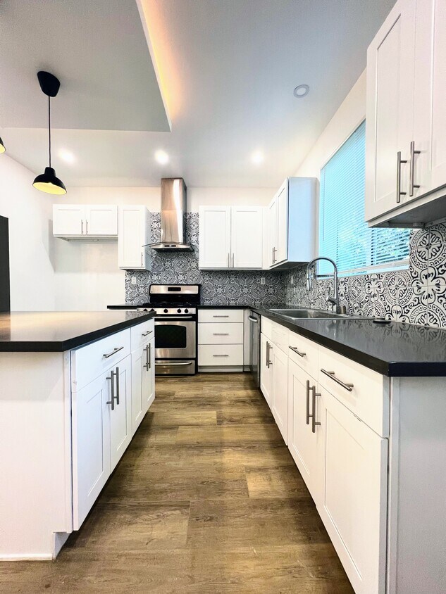 Foto principal - 5702 Vanalden Ave