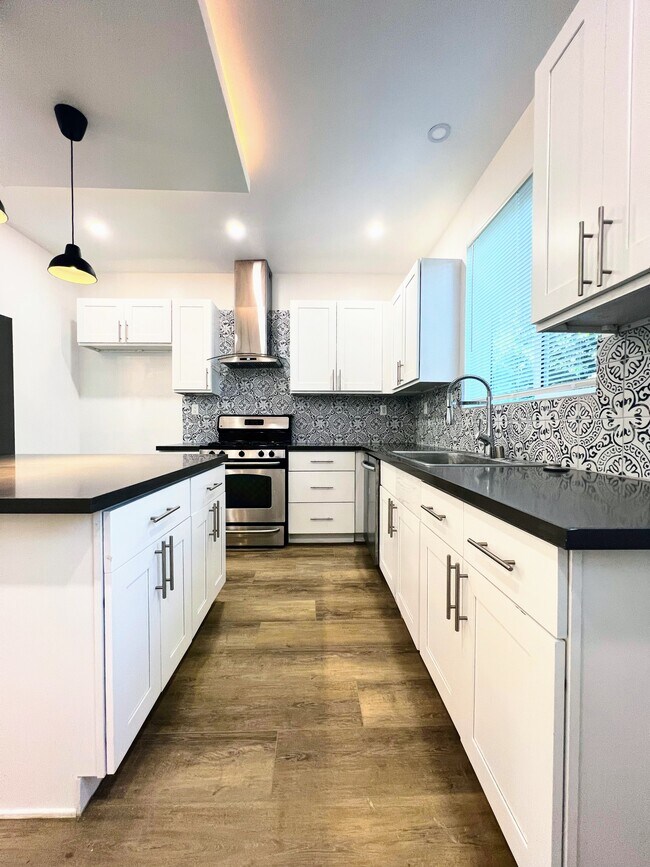 Foto del edificio - 5702 Vanalden Ave