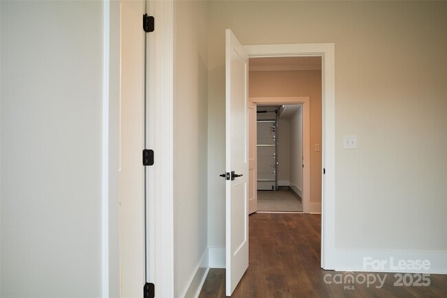 Building Photo - 1302 E 10th St