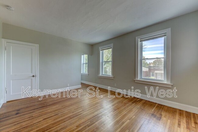 Building Photo - 3953 Tholozan Ave