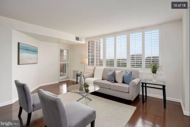 Building Photo - 10101 Grosvenor Plz