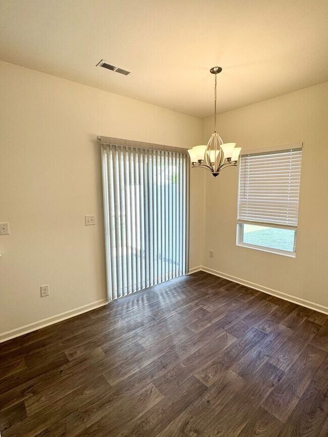 Foto del edificio - Lovely end-unit townhome!