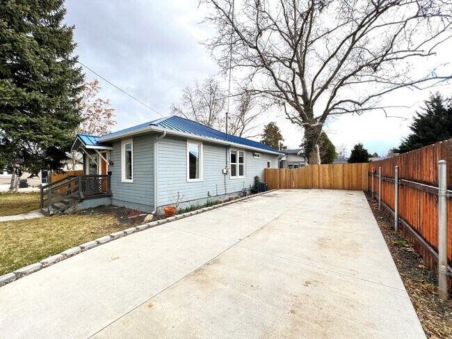 Building Photo - 4723 W Irving St