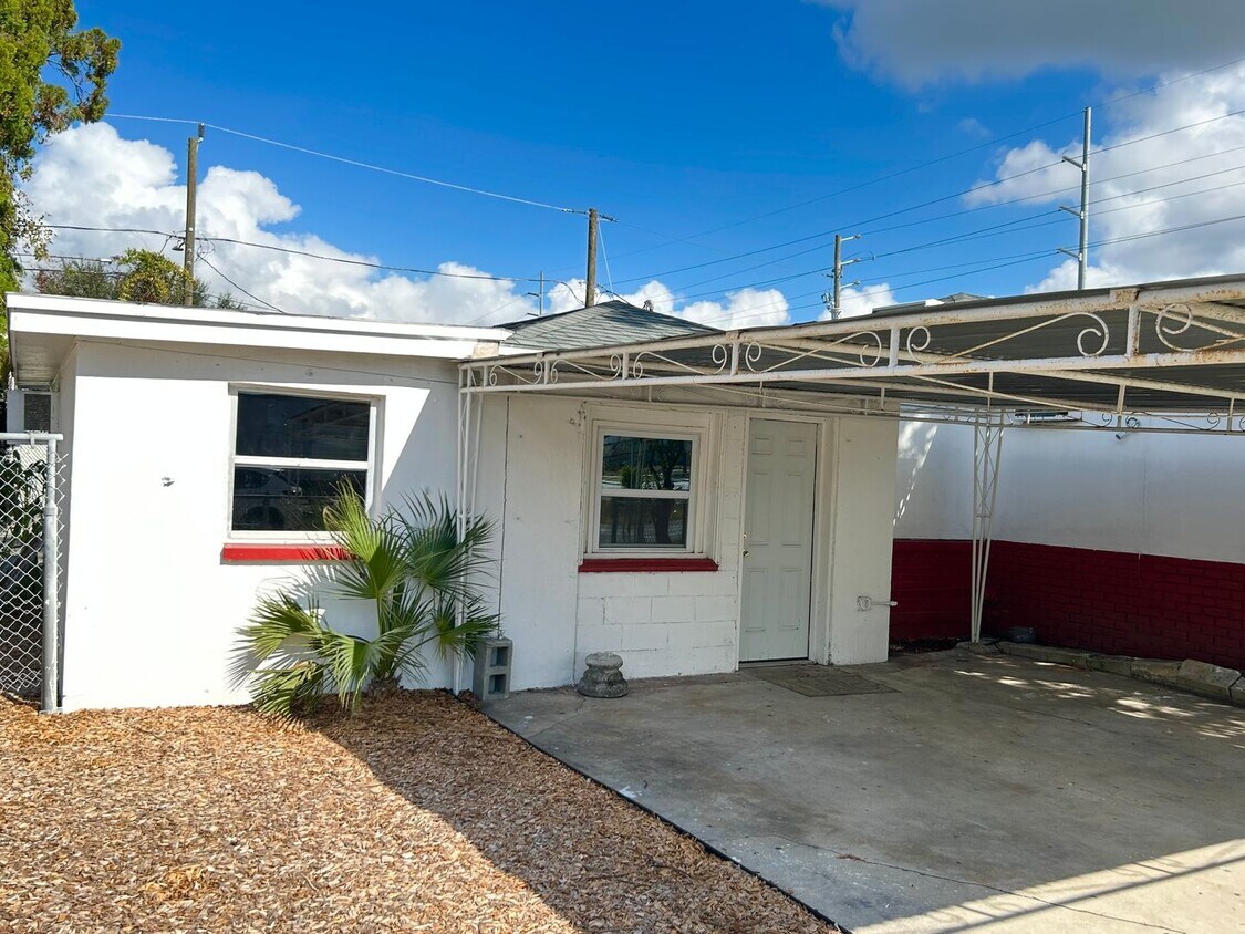 Foto principal - Updated 1 Bed 1 Bath Unit in Super Convenient Location!