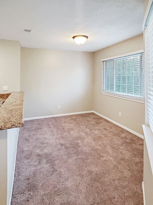 Foto del edificio - Charming 2BR/2BA Townhouse-Style Condo Nea...