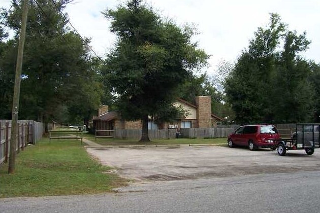 Building Photo - 5498 Barcelona St