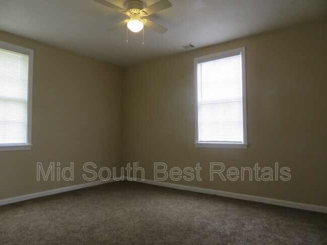Building Photo - 808 E Gage Ave