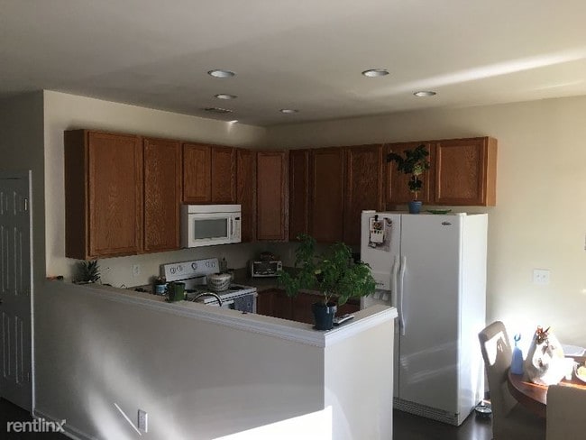 Building Photo - 3 br, 2.5 bath Townhome - 241 Azteca Drive