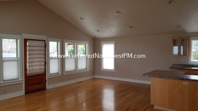 Foto del edificio - Lovely newer home in River Road area