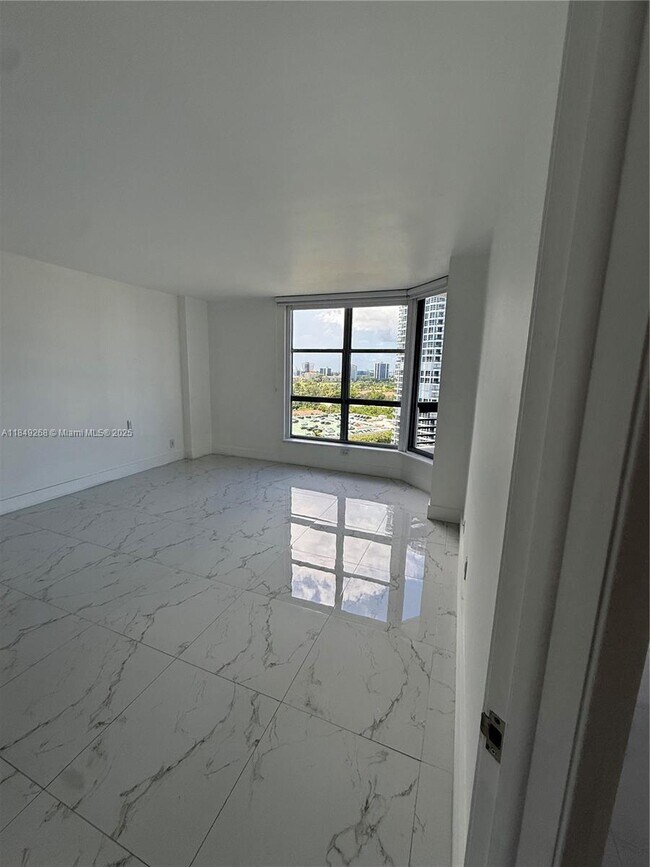 Foto del edificio - 3600 Mystic Pointe Dr
