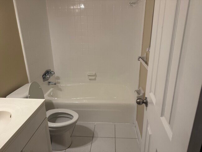 Foto del edificio - 6211 Longchamp Dr