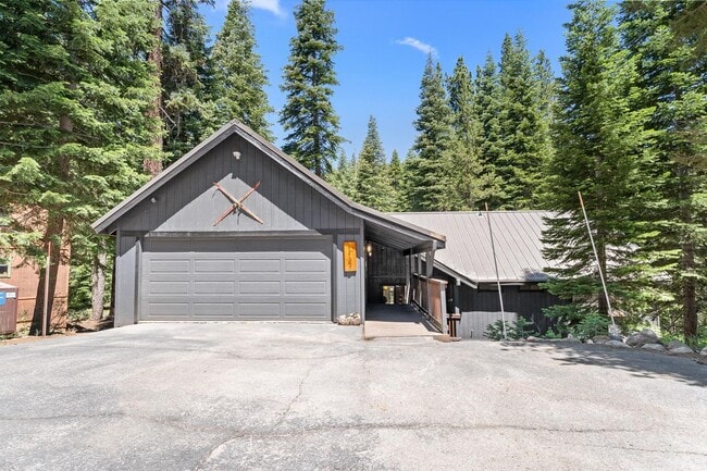 Foto del edificio - SKI LEASE: Ranch Home with Garage & Gas Fi...