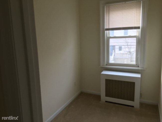Foto del edificio - 2 br, 1 bath Apartment - 60 S. Division St.