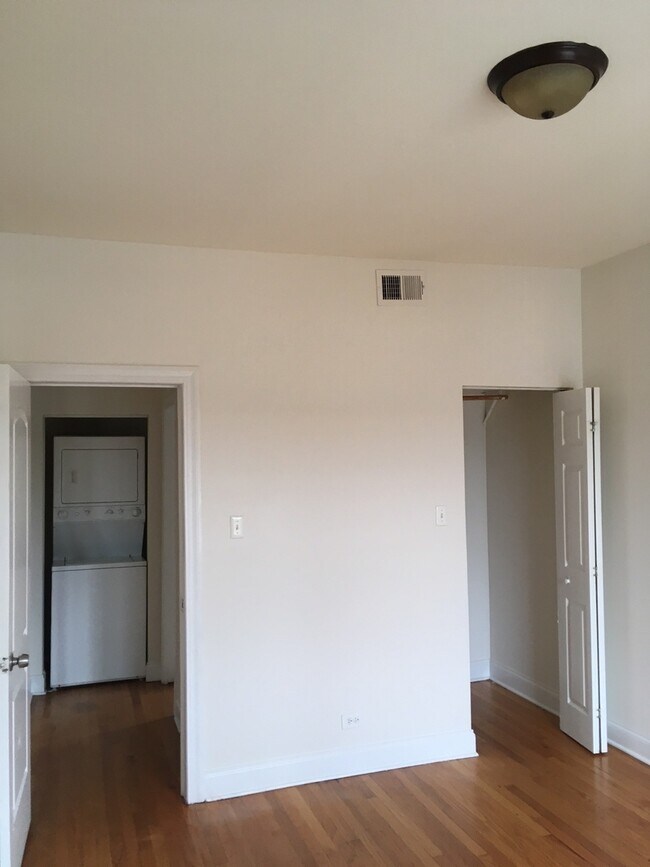 Building Photo - 2133 W Howard St., Unit 3