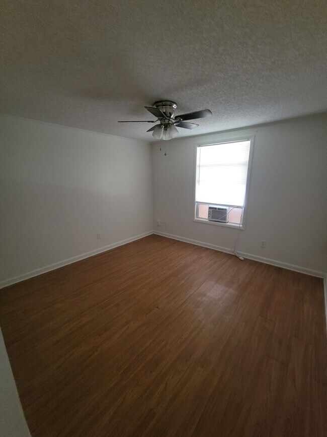 Dormitorio - 4087 E Michigan St