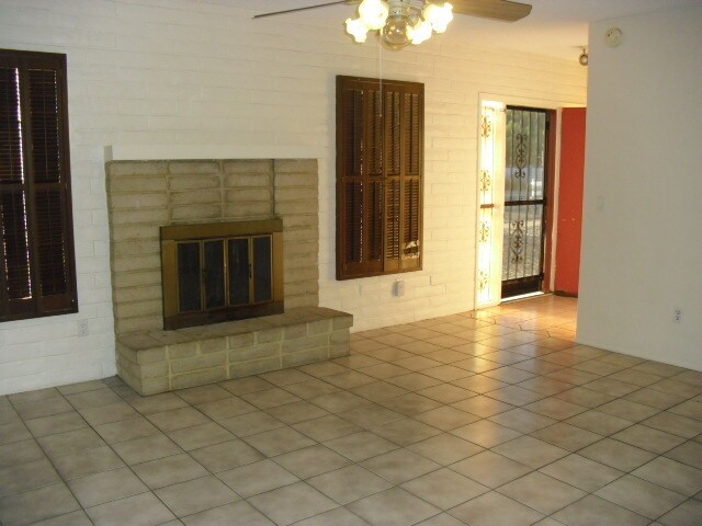 Primary Photo - Cozy home near Davis Monthan!