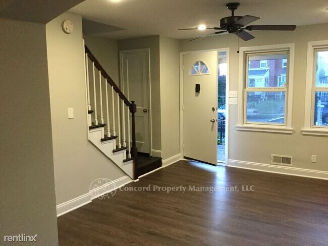 Building Photo - 3 br, 1 bath Townhome - 3537 McShane Way