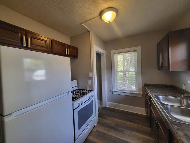 Building Photo - 2 Bedroom, 1 Bathroom home!