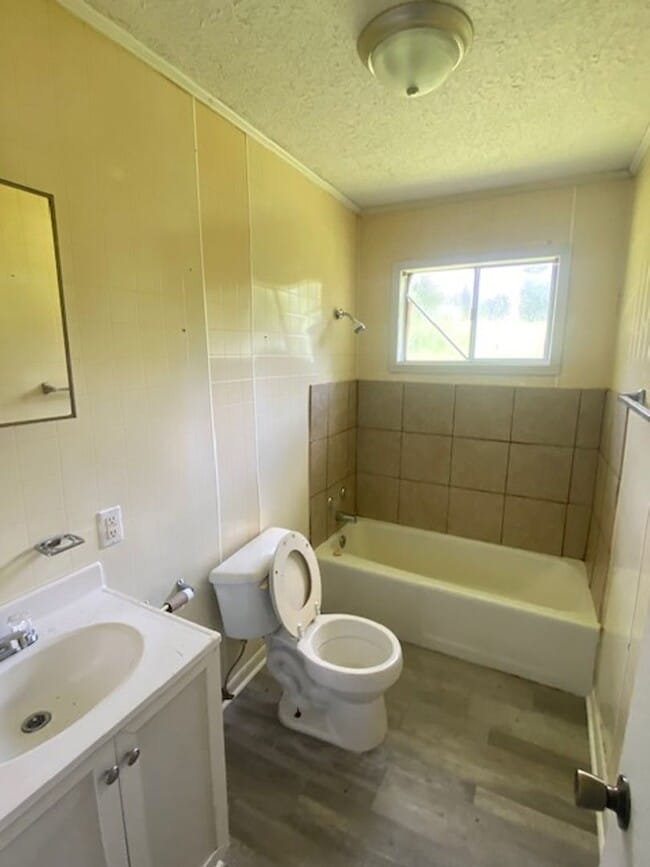 Foto del edificio - Renovated 2 Bedroom 1 Bath Unit for Rent!