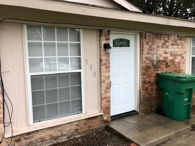 Building Photo - 300 Redbud Ln