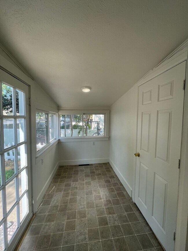 Building Photo - 2B/1B in Goss Grove!