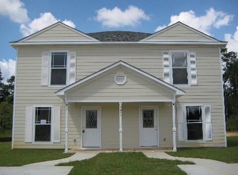 Primary Photo - 3 bedroom 2 bath Off Neil