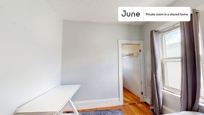 Building Photo - Private bedroom in 5 bed/1 bath Home