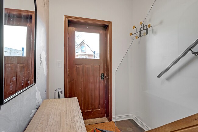 Building Photo - 195 Osler St