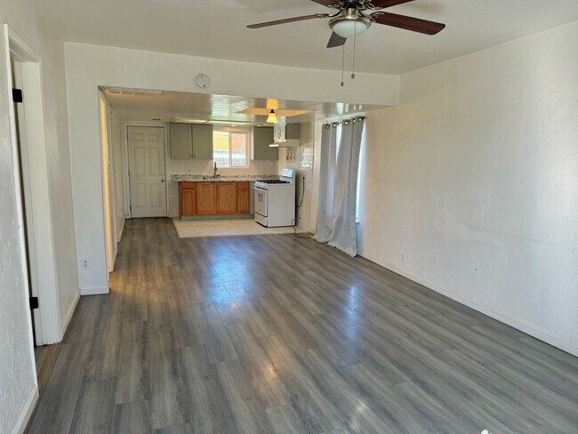 Foto del edificio - 2 Bedroom 1 Bath home nested on quiet corn...