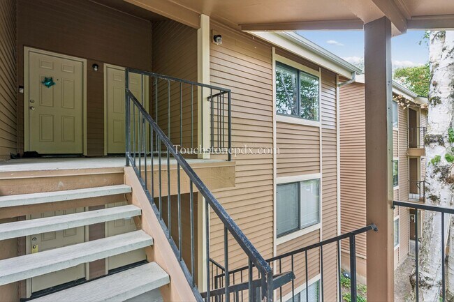 Foto del edificio - Light Filled Clackamas Condo with Covered Balcony and Community Amenities