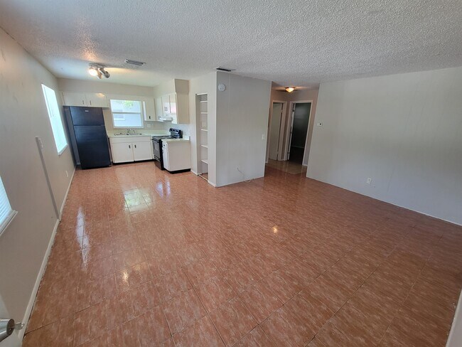 Foto del edificio - 3135 Pine Tree Ave
