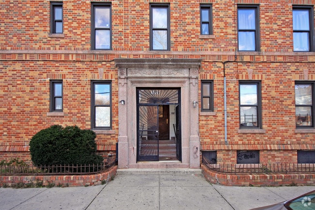 Building Photo - 1905 W 10th St