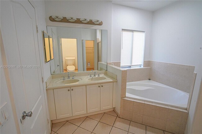 Foto del edificio - Southwest 154th Path, Miami, FL 33185 - 5 BR 3 BA single-family home