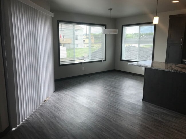 Building Photo - 3 Bed 4 Bath Single Family Home