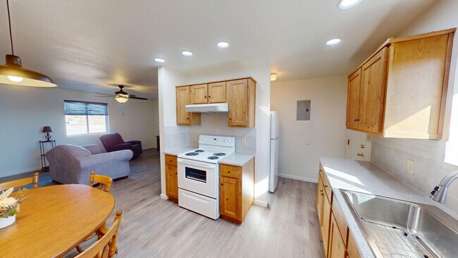 Foto del edificio - 2 Bedroom - 1 Bath Fully Furnished Apartment