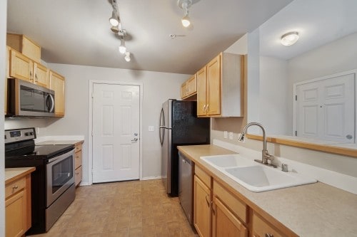 Building Photo - Seatac Condo!!! - 2 bedrooms