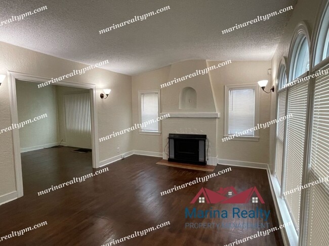 Building Photo - This Lovely home has 3 bedrooms,1.5 bath. ...