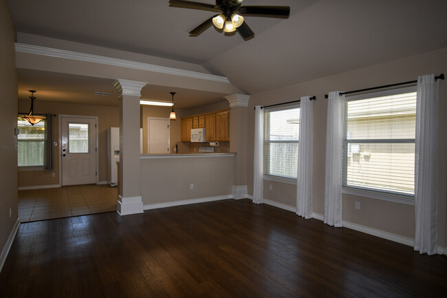 Building Photo - 3813 Los Arroyos Dr