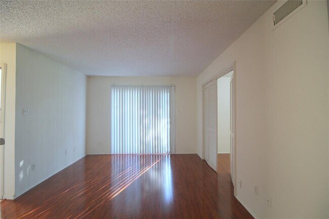 Building Photo - 2750 Holly Hall St