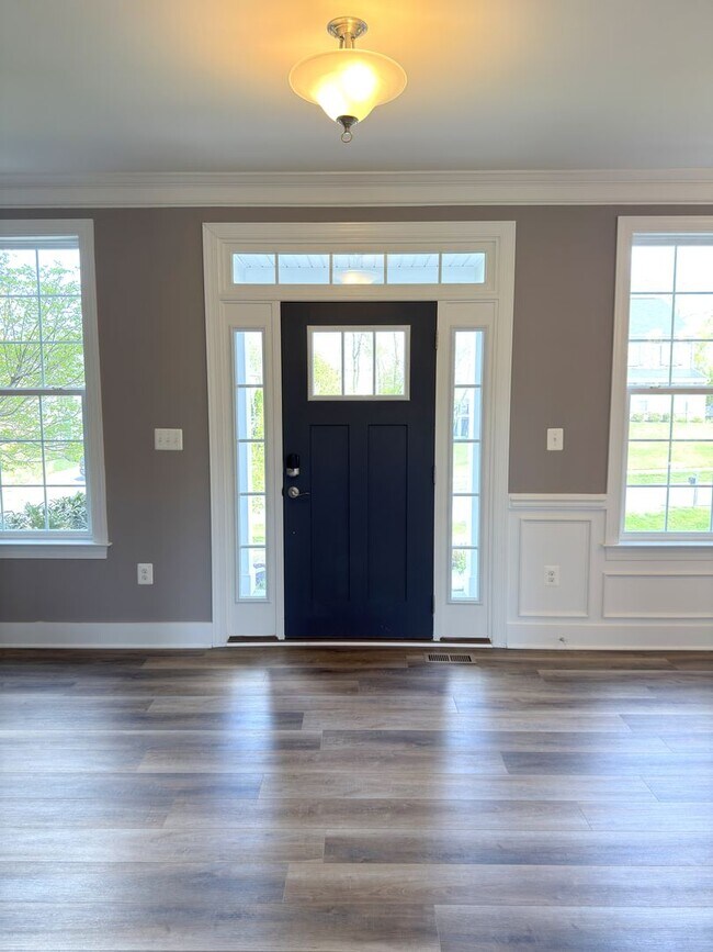 Foto del edificio - Spacious 4 Bed 3.5 Bath Home in Round Hill VA For Rent!