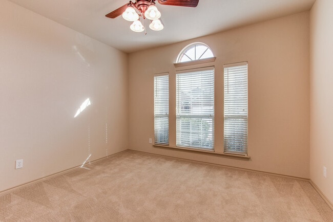 Building Photo - 3220 Hornbeam St