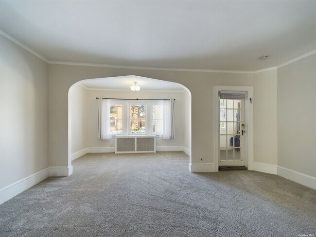 Building Photo - 704 5th Ave