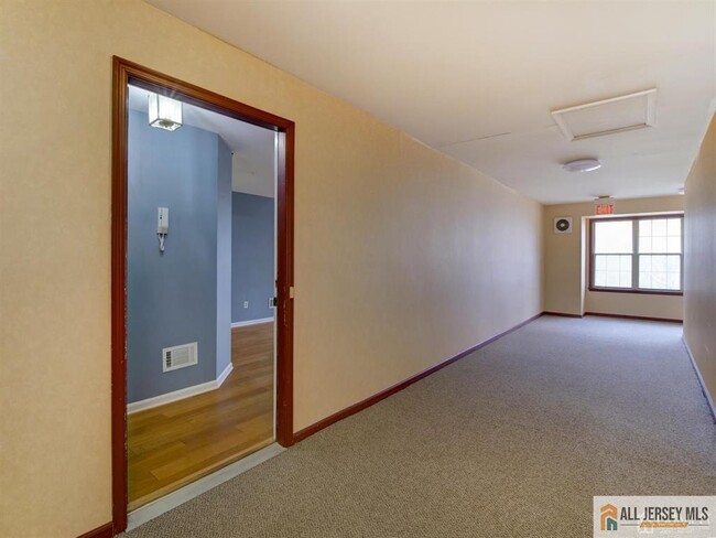Building Photo - 110 Raintree Ct