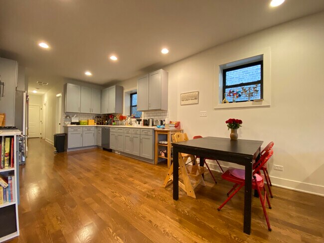 Foto del edificio - 2659 W Leland Ave