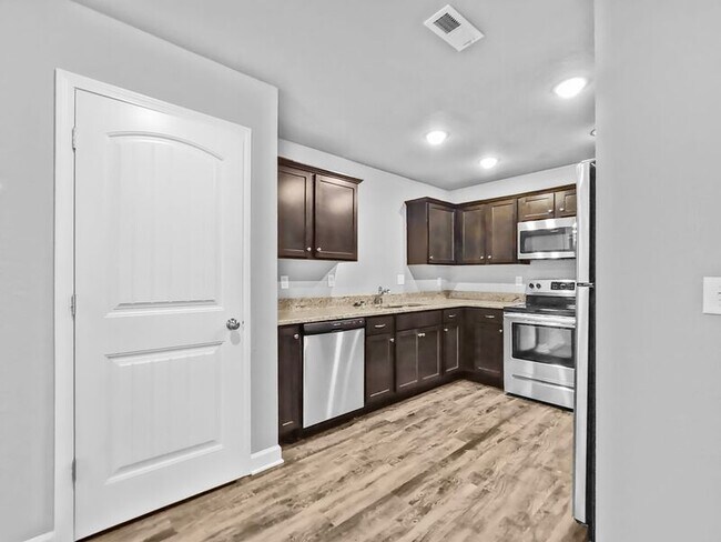 Building Photo - 212 SW Lily St