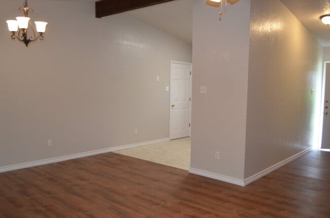 Foto del edificio - This 3 Bedroom Home with Fireplace is a must see!