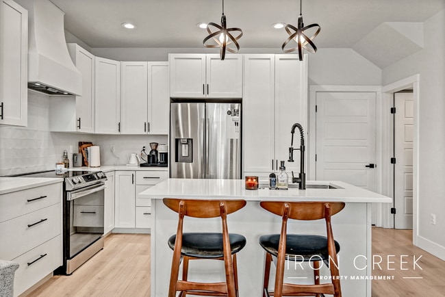 Building Photo - Contemporary Townhome Minutes from Downtown