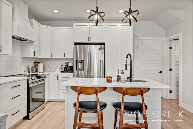 Foto del edificio - Contemporary Townhome Minutes from Downtown